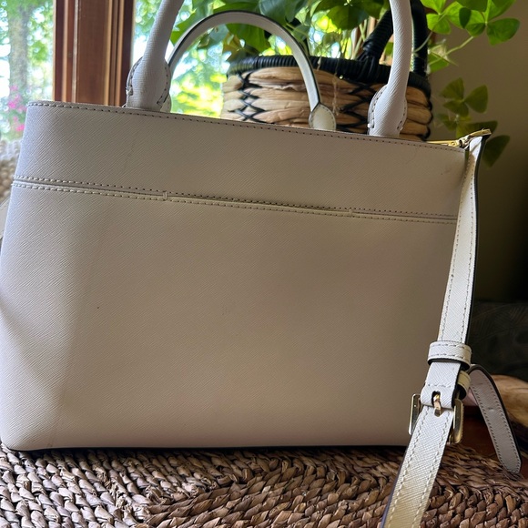Cream/white Micheal Kors handbag. Like new - Picture 4 of 4
